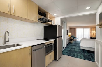 Suite, 1 King Bed, Pool View, Oceanfront