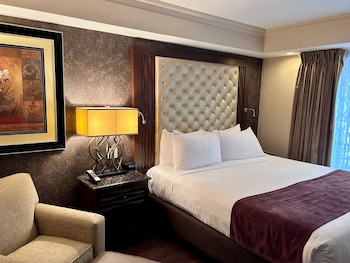 Suite, 1 King Bed, Accessible, Non Smoking (with Sofabed)