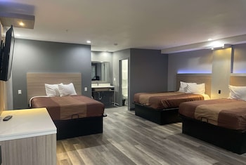 Room, Non Smoking (3 Queen Beds)