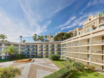 Garden Suite, garden view, 1 kingsize bed or two double beds.