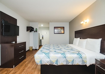 Standard Room, 1 King Bed, Accessible, Refrigerator & Microwave
