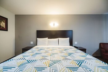 Standard Room, 1 King Bed, Mobility Accessible, Non Smoking (Kitchen)