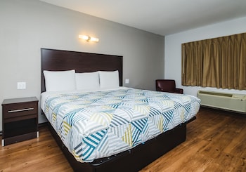 Standard Room, 1 King Bed, Accessible, Refrigerator & Microwave