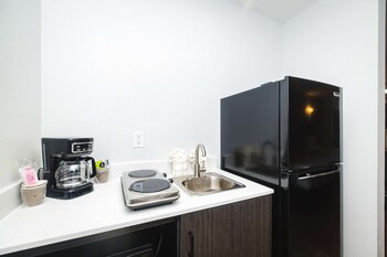 Room, 1 King Bed, Non Smoking, Kitchen