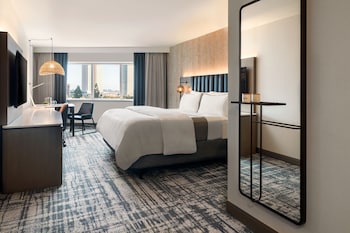 Room, 1 King Bed, Bay View (Mobility/Hearing Access, Roll-In Shwr)