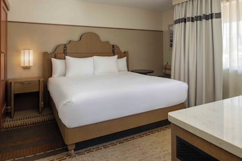 Deluxe Suite, 1 King Bed with Sofa bed, Resort View