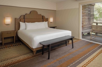 Deluxe Suite, 1 Queen Bed with Sofa bed, Accessible (Grab Bar)