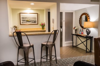Deluxe Suite, 1 Queen Bed with Sofa bed, Accessible (Grab Bar)