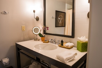 Room, 2 Queen Beds, Roll-in Shower (Forest View ADA)