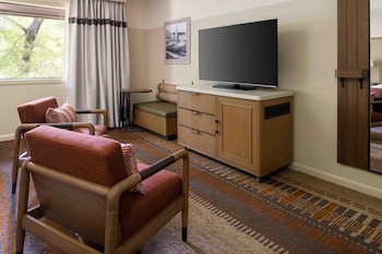 Junior Suite, 2 Queen Beds, Resort View (2 Queen)