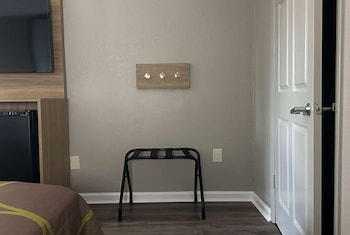 Room, 1 King Bed, Non Smoking (Mobility Accessible)