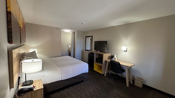 Standard Room, 1 King Bed