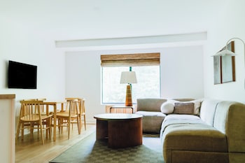 Party Friends Suite