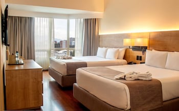 Deluxe Suite, 2 Queen Beds