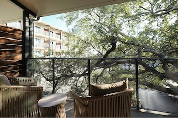 Room, 2 Queen Beds, Pool View (Mobility/Hearing Accessible, Tub)