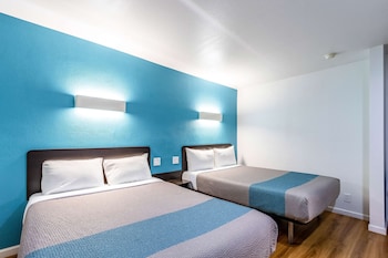 Deluxe Suite, 1 Queen Bed, Non Smoking, Refrigerator & Microwave