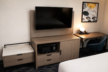 Standard Room, 1 King Bed, Non Smoking (Mobility/Hearing Accessible, Tub)