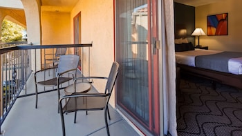 Standard Room, 1 King Bed, Non Smoking, Pool View