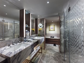 Suite, 1 King Bed (Victoria Harbour View)