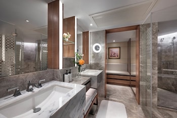 Suite, 1 King Bed (Victoria Harbour View)