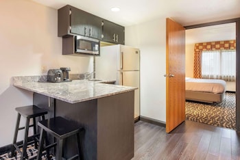 Business Suite, 1 King Bed with Sofa bed, Non Smoking (Upper Floor-No Elevator)