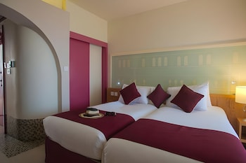 Standard Room, 2 Twin Beds, Pool View