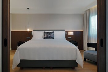 Suite, 1 King Bed with Sofa bed, Park View, Corner (Corner)