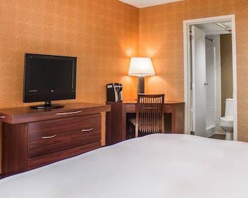Tower Standard Room with Queen size bed with Elevator Access