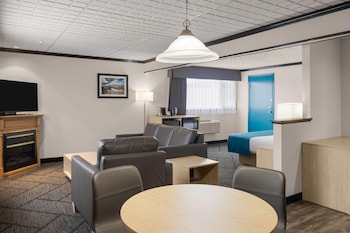 Studio Suite, 1 King Bed with Sofa bed, Non Smoking