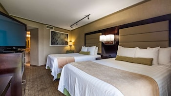 Double Room, 2 Queen Beds, Roll-in Shower, City View