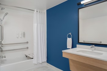 Room, 2 Queen Beds, Accessible, Bathtub (Mobility)