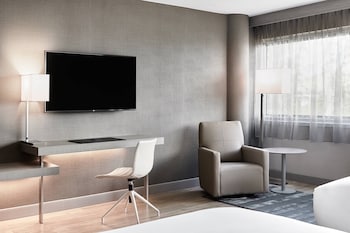 Room, 1 King Bed, Corner (Mobility Accessible, Tub)
