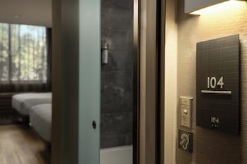 Room, 2 Queen Beds, City View