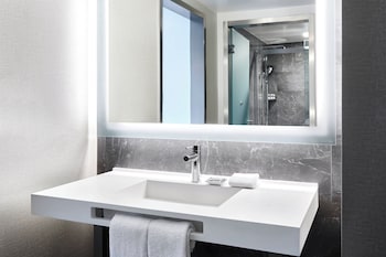 Suite, 1 Bedroom, Mobility Accessible, Bathtub (Pool View)
