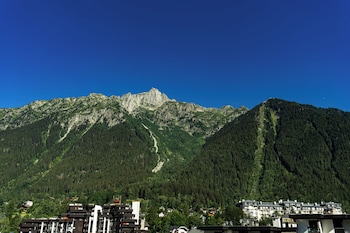 Deluxe Suite with Living Room, Terrace and Mountain View