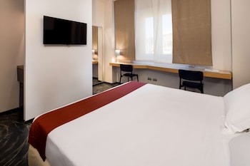 Standard Room, 1 Queen Bed, Non Smoking (Small Room)