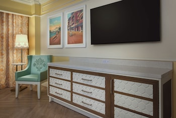 Garden Room - Club Level Access - Wheelchair accessible with roll-in shower and optional hearing  -