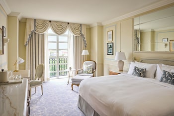 Premier King Balcony Room