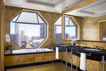 Deluxe Suite, 1 King Bed, Non Smoking, Bay View
