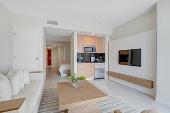 Studio Suite, 1 King Bed, Ocean View, Mobility Bathtub