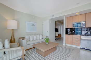 Studio Suite, 1 King Bed, Ocean View, Mobility Bathtub