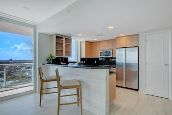 Suite, 1 King Bed, Accessible, Ocean View (Roll-in Shower)