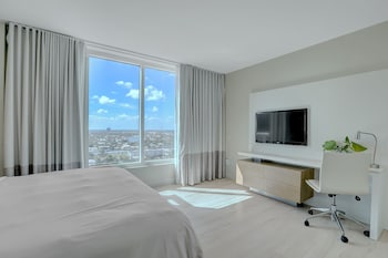 Deluxe Suite, 1 King Bed (Intracoastal View)