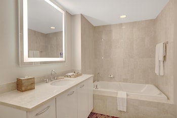 Suite, 2 Queen Beds, Accessible, Bay View (Hearing)