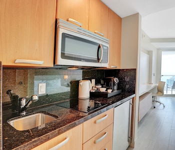 Deluxe Suite, 1 King Bed (Intracoastal View)