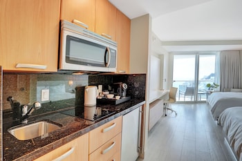 Studio Suite, 1 King Bed, Ocean View, Mobility Bathtub