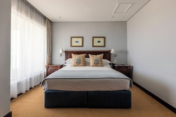 Diplomatic Suite King Size Bed Sea View and Balcony