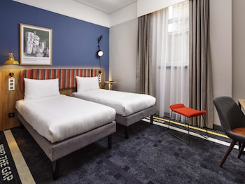 Room, 2 Twin Beds (The Duet)