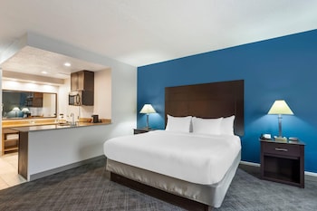 Suite, 1 King Bed, Non Smoking