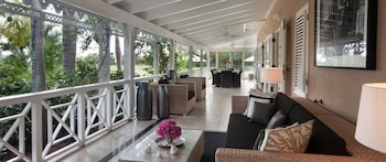 Three Bedroom Palm Grove Residence with Pool